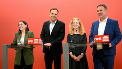 Chef Andreas Babler und sein Team: Julia Herr, Philip Kucher, Eva-Maria Holzleitner (von li. nach re.). (Bild: HELMUT FOHRINGER/APA)