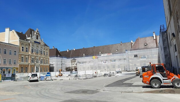 Die Neugestaltung des Domplatzes sorgt für Kritik: zu wenig Grün, zu viel grauer Beton. (Bild: P. Huber)