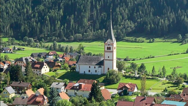 In der kleinen obersteirischen Gemeinde Sankt Peter am Kammersberg wurden am Dienstagabend die Leichen gefunden. (Bild: Wikipedia)