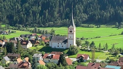 In der kleinen obersteirischen Gemeinde Sankt Peter am Kammersberg wurden am Dienstagabend die Leichen gefunden. (Bild: Wikipedia)