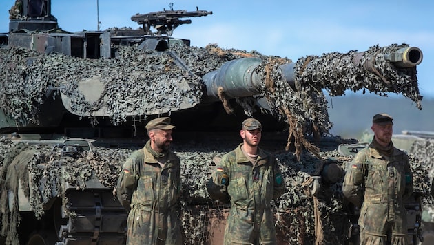 Bundeswehrsoldaten bei einer NATO-Übung (Bild: Mindaugas Kulbis / AP / picturedesk.com)