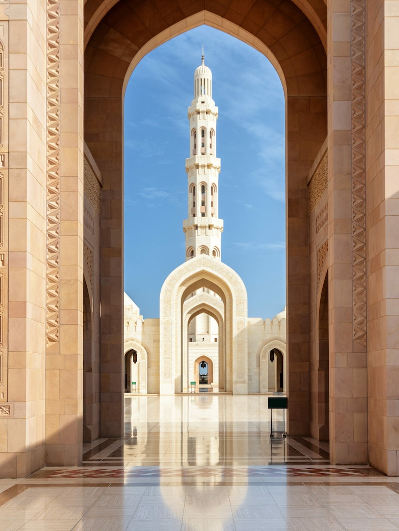 Bis zu 20.000 Gläubige versammeln sich in der Sultan-Qaboos-Moschee zum Gebet. (Bild: efired - stock.adobe.com)