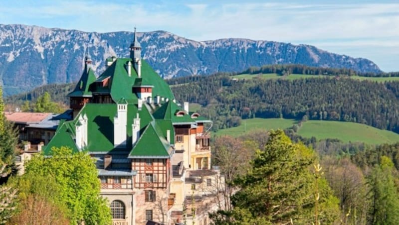 Prächtige Villen und Grandhotels wie das Südbahnhotel erinnern am Semmering und am Fuße der Rax an die Sommerfrische im 19. Jahrhundert. Raus aus der Stadt und rein ins Wandervergnügen! (Bild: mauritius images / Alamy Stock Photos / Photofex)