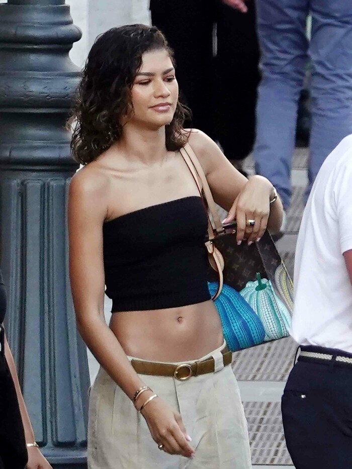 Zendaya zeigt im knappen Top viel Haut. 
