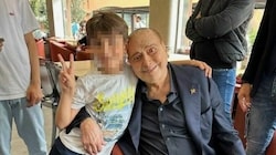 Berlusconi besuchte kurz vor seinem letzten Spitalaufenthalt ein Restaurant in Mailand und ließ sich mit dem Sohn des Besitzers fotografieren. (Bild: Maximilian Bistro)
