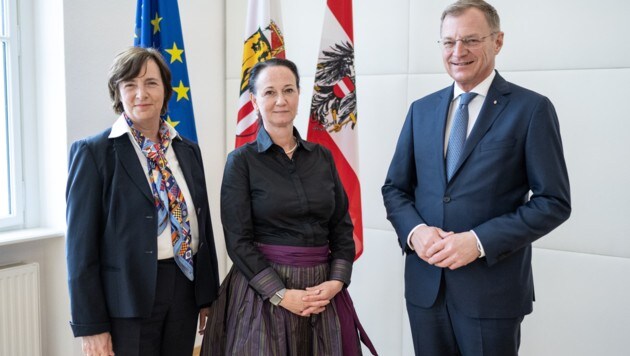 Claudia Von der Linden, Stefanie Lindstaedt y LH Thomas Stelzer (desde la izquierda) (Imagen: Estado de Alta Austria/Peter C. Mayr)