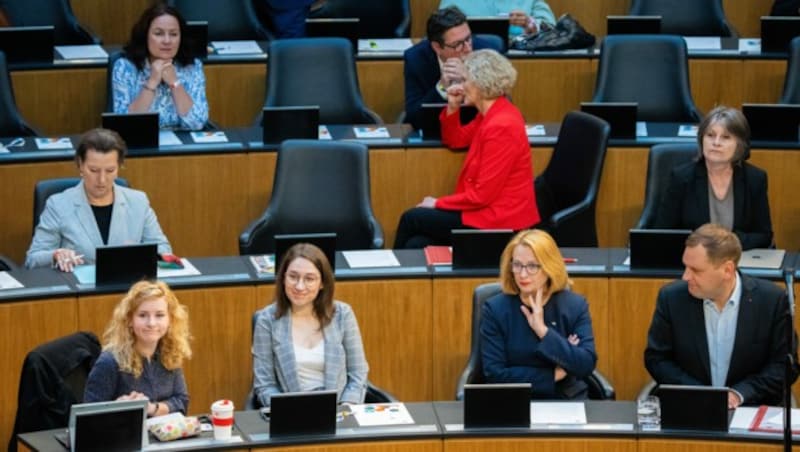 Die stv. geschäftsführende Klubobfrau Eva Maria Holzleitner (SPÖ), die stv. geschäftsführende Klubobfrau Julia Herr (SPÖ), die Zweite Nationalratspräsidentin Doris Bures (SPÖ) und der geschäftsführende Klubobmann Philip Kucher (SPÖ) (Bild: APA/GEORG HOCHMUTH)