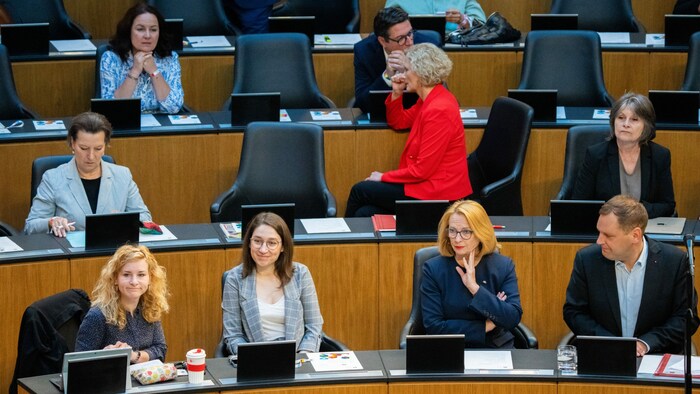 Die stv. geschäftsführende Klubobfrau Eva Maria Holzleitner (SPÖ), die stv. geschäftsführende Klubobfrau Julia Herr (SPÖ), die Zweite Nationalratspräsidentin Doris Bures (SPÖ) und der geschäftsführende Klubobmann Philip Kucher (SPÖ)