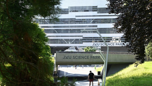 Haga clic aquí para el Parque de las Ciencias de la JKU.  El IDSA ahora ha alquilado dos pisos en el edificio IV desde el otoño.  (Imagen: Wolfgang Goatee.)