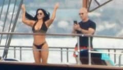 Einmal den Popo bitte knipsen! Jeff Bezos mimt für seine Lauren den Instagram-Boyfriend. (Bild: www.PPS.at)