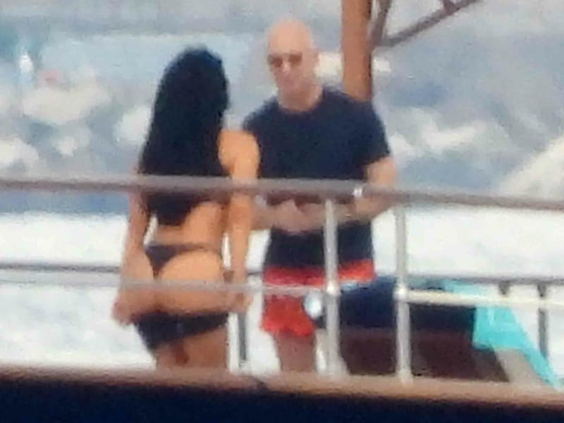 „Schaaaaatz, kannst du bitte ein Foto machen? Ich zieh mich schon mal aus“, scheint Lauren Sanchez hier zu Jeff Bezos zu sagen. (Bild: www.PPS.at)