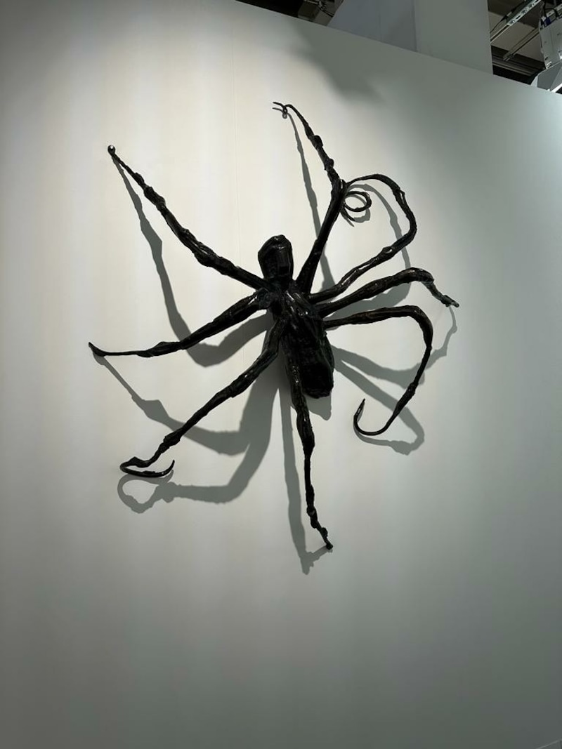 „Spider IV“ von Louise Bourgeois, einer der Bestseller auf der Art Basel: Die Bronze-Spinne (192 x 164 x 50 cm) wurde laut „Art“-Newspaper um 22,5 Millionen Dollar an einen US-Sammler verkauft. (Bild: zvg)