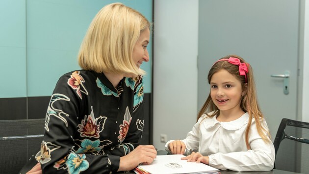 LH Vize Christine Haberlander mit kindlicher Beraterin. (Bild: Land OÖ)