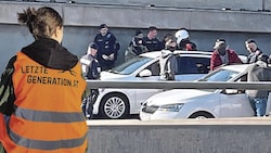 Da war die Polizei schneller: Beamte hielten Aktivisten davon ab, sich auf die Tangente zu kleben. (Bild: Letzte Generation Österreich Krone KREATIV, Krone KREATIV,)