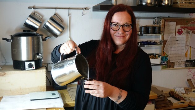 Nicole Holek in ihrer kleinen Kerzengießerei in Mönchhof. (Bild: Charlotte Titz)