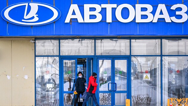 Mitarbeiter des russischen Automobilwerks Avtovaz in Togliatti. Seit Generationen ist die russische Stadt mit dem Hersteller einer der bekanntesten Marken des Landes verbunden - dem Lada-Automobil. (Bild: AFP)