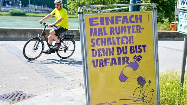 Neben eigenen Schildern und blauen Bodenmarkierungen weist auch eine Werbekampagne auf die Fairnesszone „Urfair“ hin. (Bild: Dostal Harald)