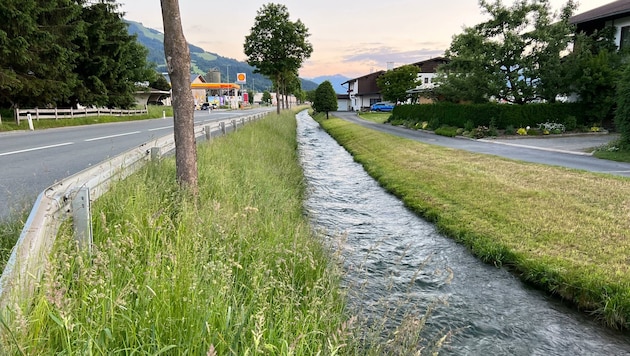 Das Mühlbachl ist unscheinbar, für ein Kind aber gefährlich. (Bild: ZOOM.TIROL)