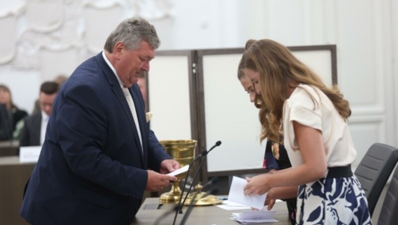 Neun Mal mussten Landtagsdirektor Wolfgang Kirchtag, Martina Jöbstl und Natalie Hangöbl die Stimmen auszählen. (Bild: Tröster Andreas)