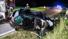 In diesem Toyota Corolla starb Beifahrerin Franziska (16). Einige Feuerwehrleute kannten das Mädchen, sie waren geschockt. (Bild: Lauber/laumat.at Matthias)