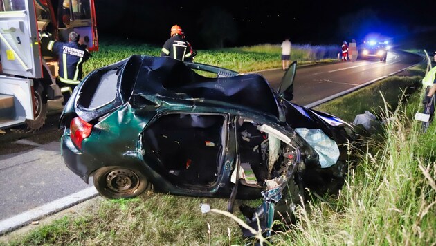 In diesem Toyota Corolla starb Beifahrerin Franziska (16). Einige Feuerwehrleute kannten das Mädchen, sie waren geschockt. (Bild: Lauber/laumat.at Matthias)