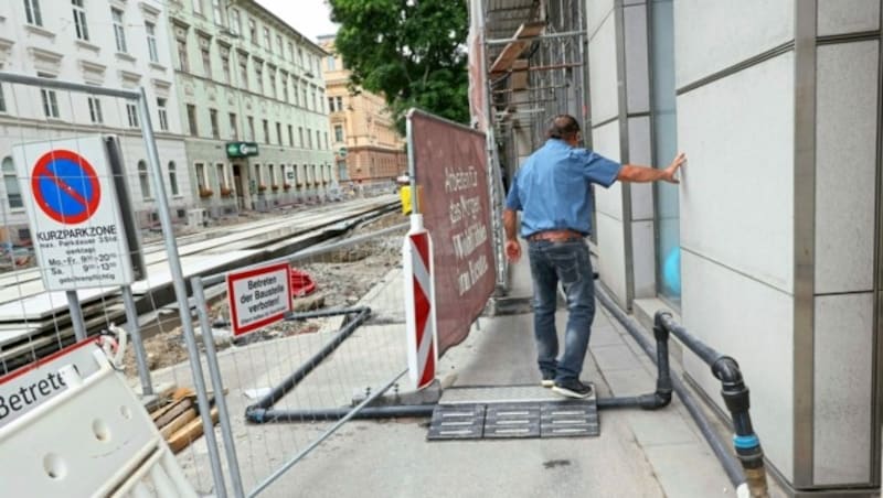 Manche kommen nicht über die Hindernisse am schmalen Gehsteig vor der Apotheke (Bild: Christian Jauschowetz)