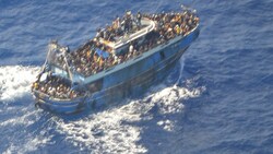 Das völlig überladene Boot ist gesunken, die Suche nach Opfern läuft. (Bild: AFP PHOTO/HELLENIC COASTGUARD)