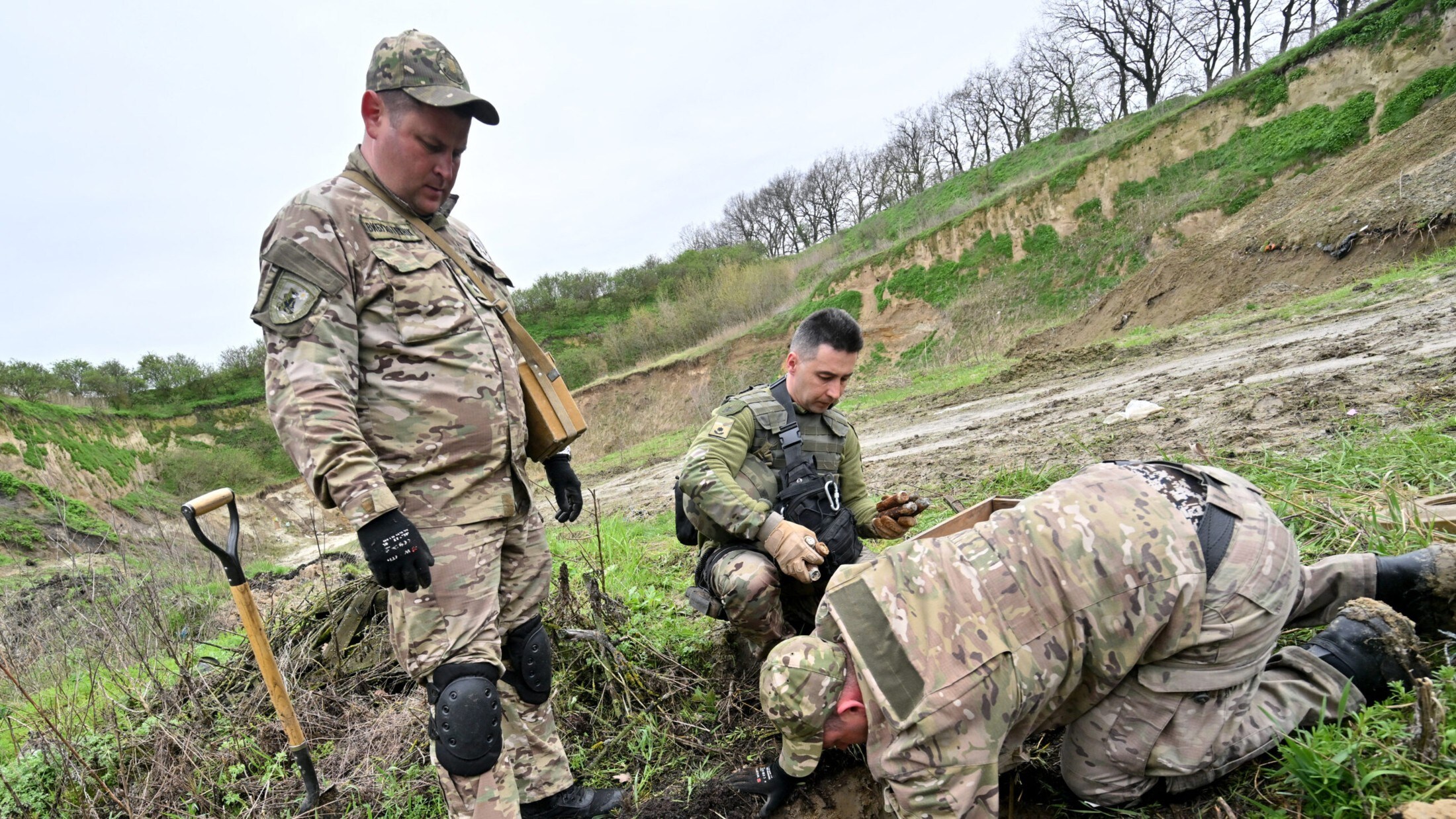 Die russischen Truppen versehen Tiere und Leichen mit Sprengsätzen, stellen Doppel- und Dreifachfallen auf Straßen, Feldern und in Wäldern auf. (Bild: AFP)