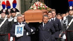 Ein Bild vom Begräbnis des italienischen Ex-Premiers Silvio Berlusconi (Bild: AP)