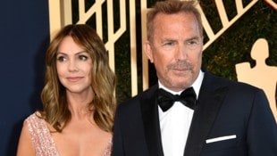 Ein Jahr nach der Scheidung von Kevin Costner soll Christine Baumgartner wieder verlobt sein. (Bild: APA/AFP/Patrick T. FALLON)