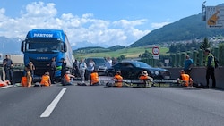 Klimaaktivisten blockierten die A13 im Bereich der Europabrücke! (Bild: Letzte Generation Österreich)