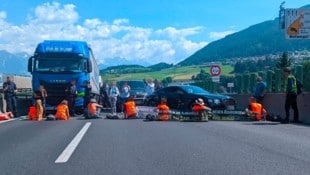 Blockadeaktion der „Letzten Generation“ auf der A13 nahe der Europabrücke im Juni 2023.  (Bild: Letzte Generation Österreich, Krone KREATIV)