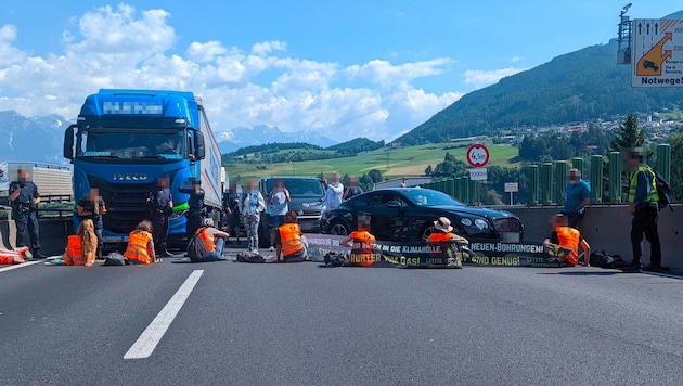 Blockadeaktion der „Letzten Generation“ auf der A13 nahe der Europabrücke im Juni 2023.  (Bild: Letzte Generation Österreich, Krone KREATIV)