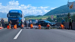 Blockadeaktion der „Letzten Generation“ auf der A13 nahe der Europabrücke im Juni 2023.  (Bild: Letzte Generation Österreich, Krone KREATIV)