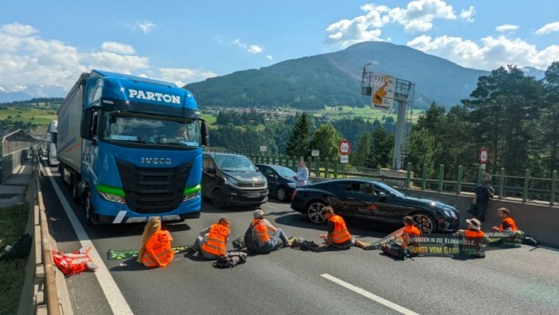 Klimaaktivisten blockierten die A13 im Bereich der Europabrücke! (Bild: Letzte Generation Österreich)