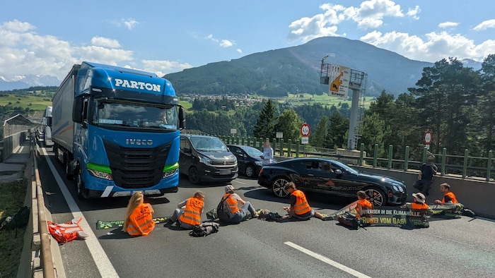Klimaaktivisten blockierten die A13 im Bereich der Europabrücke!