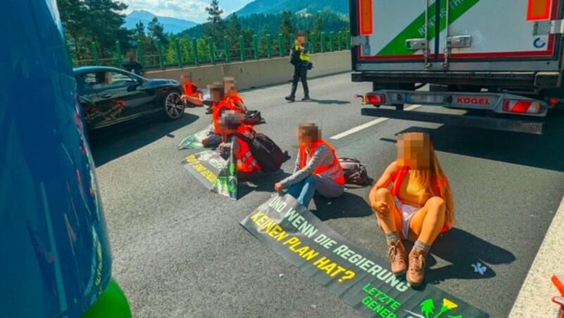 Blockade auf der Brennerautobahn. (Bild: Letzte Generation Österreich, Krone KREATIV)