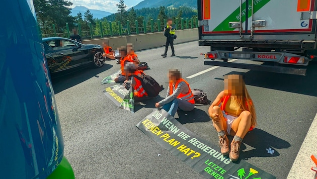 Members of the "Last Generation" on the A13 near the Europabrücke bridge in June 2023. (Bild: Letzte Generation Österreich, Krone KREATIV)