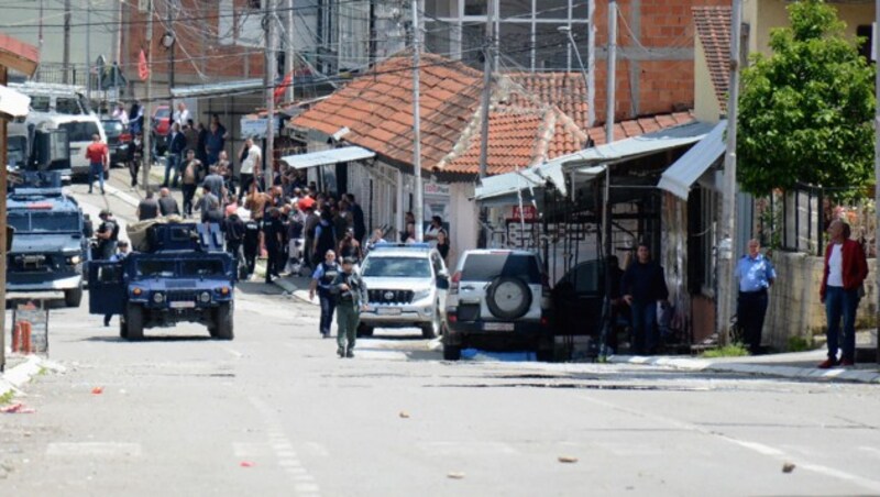 Nach Zusammenstößen in Mitrovica im Norden des Kosovo patrouillieren dort Sicherheitskräfte. (Bild: APA/AFP/STRINGER)