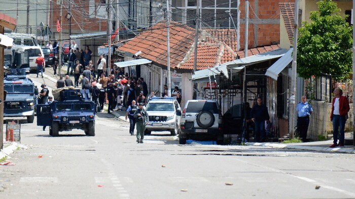 Nach Zusammenstößen in Mitrovica im Norden des Kosovo patrouillieren dort Sicherheitskräfte.