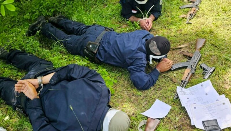 Drei kosovarische Polizisten waren festgenommen worden. (Bild: Serbisches Innenministerium/AP)