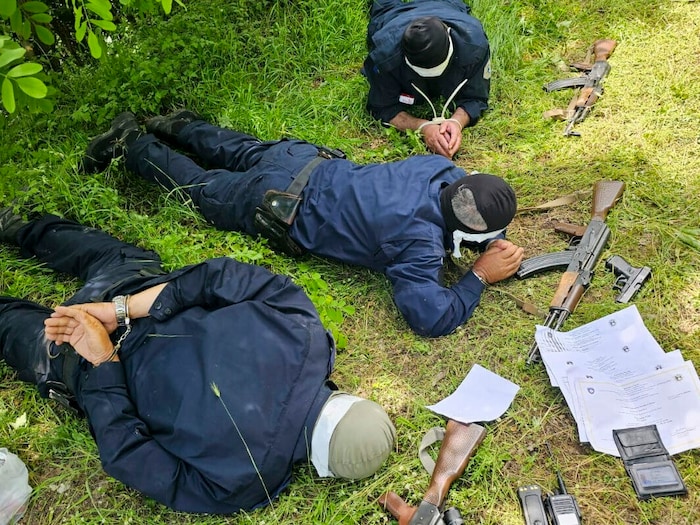 Serbien spricht davon, die „vollbewaffneten“ Polizisten festgenommen zu haben, während es laut kosovarischer Polizei eine „Entführung“ war.