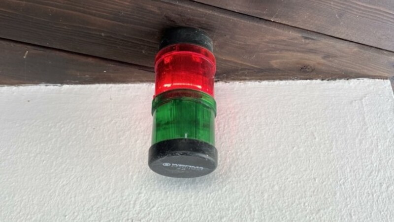 Leuchtet die Ampel Rot, herrscht Badeverbot. (Bild: Liebl Daniel)