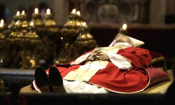 Aufgebahrt im Petersdom nimmt die Welt Abschied vom Papst. Hier die Trauerfeier von Papst ...
