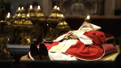 Aufgebahrt im Petersdom nimmt die Welt Abschied vom Papst. Hier die Trauerfeier von Papst Benedikt XVI. (Bild: laPresse / EXPA / picturedesk.com)