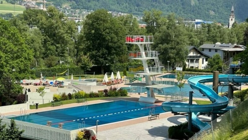 Im Schwazer Schwimmbad soll es zur schrecklichen Tat gekommen sein. (Bild: zoom.tirol)