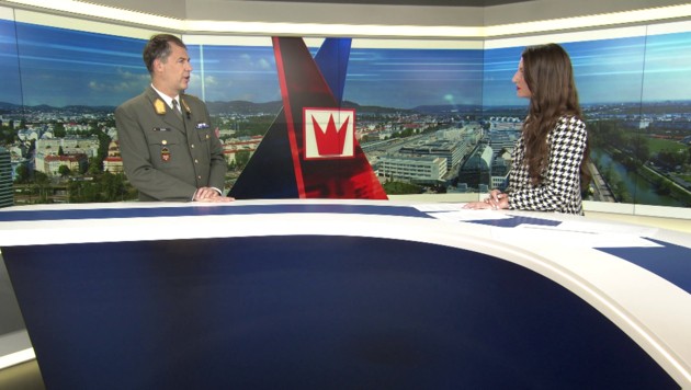 Militärstratege Brigadier Philipp Eder spricht im krone.tv-Talk mit Conny Winiwarter über die ukrainische Gegenoffensive und den möglichen Einsatz von Atomwaffen. (Bild: krone.tv)