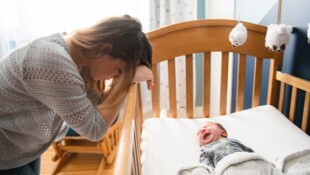 Tener un bebé llorón puede llevar a los padres al límite.  (Imagen: pololia - stock.adobe.com)