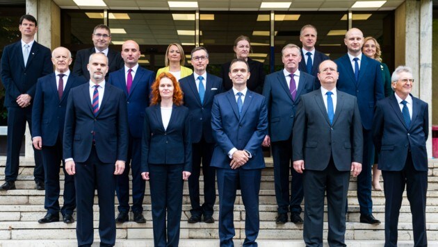 Das Kabinett von Ludovit Odor (m.) war erst seit Mitte Mai im Amt. (Bild: ASSOCIATED PRESS)