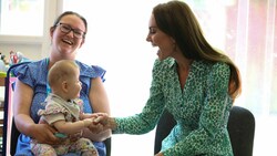 Prinzessin Kate liebt es, Babys zu herzen. Doch als sie den Kleinen hier begrüßte, funkte ein anderer dazwischen .... (Bild: APA/Phil Noble, Pool via AP)